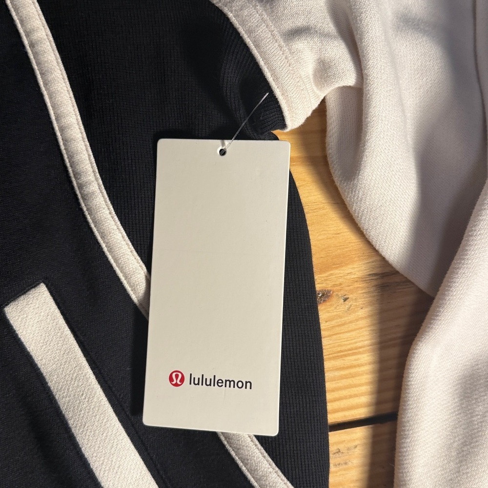 NWT $168 lululemon Scuba Oversized Collegiate Jacket
Graphic M/L - Picture 7 of 10